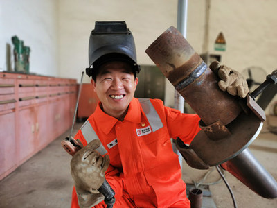 焊花映笑脸——致敬最美劳动者电焊工